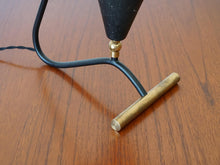 画像をギャラリービューアに読み込む, 赤いシェードのテーブルランプの脚