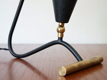 画像をギャラリービューアに読み込む, 赤いシェードのテーブルランプの脚は真鍮