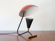 画像をギャラリービューアに読み込む, 赤いシェードのテーブルランプの角度調整