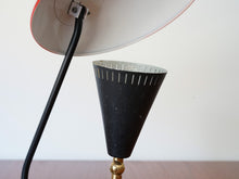 画像をギャラリービューアに読み込む, 赤いシェードのテーブルランプの電球部