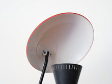 画像をギャラリービューアに読み込む, 赤いシェードが角度が変えられるテーブルランプ