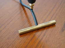 画像をギャラリービューアに読み込む, 赤いシェードのテーブルランプの真鍮