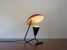 画像をギャラリービューアに読み込む, 赤いシェードのテーブルランプの点灯イメージ