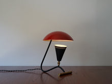 画像をギャラリービューアに読み込む, 赤いシェードのテーブルランプの点灯イメージ