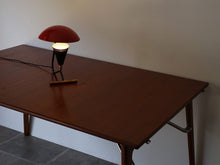 画像をギャラリービューアに読み込む, 赤いシェードのテーブルランプをデーブルの上に