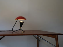 画像をギャラリービューアに読み込む, 赤いシェードのテーブルランプとモーエンセンのデスク