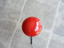 画像をギャラリービューアに読み込む, 赤いシェードのテーブルランプを真上から