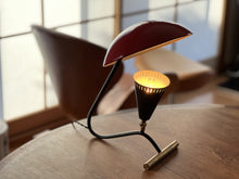 画像をギャラリービューアに読み込む, 赤いシェードのテーブルランプの部屋での点灯イメージ