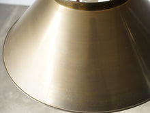画像をギャラリービューアに読み込む, Hans J. Wegner(ハンスJウェグナー)のペンダントライトJH1(JohannesHansen製ビンテージ)のシェードの真鍮アップ