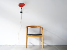 画像をギャラリービューアに読み込む, Hans J. Wegner PP203 PPファニチャー製 ヨハネスハンセン アームチェアと赤いウォールランプ