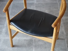 画像をギャラリービューアに読み込む, Hans J. Wegner(ハンスJウェグナー)PP203 PPファニチャー製 ヨハネスハンセン アームチェアの黒革の座面