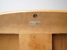 画像をギャラリービューアに読み込む, Fritz Hansen Jørgen Rasmussen フリッツハンセン社ビンテージチェアの裏面になるイルムスの刻印プレートとフリッツハンセンのスタンプ