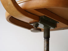 画像をギャラリービューアに読み込む, Fritz Hansen Jørgen Rasmussen フリッツハンセン社ビンテージチェアの裏面にある背もたれ位置調節部分