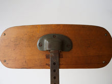 画像をギャラリービューアに読み込む, Fritz Hansen Jørgen Rasmussen フリッツハンセン社ビンテージチェアの背もたれ裏側のマイナスネジなど