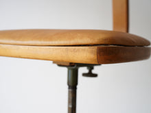 画像をギャラリービューアに読み込む, Fritz Hansen Jørgen Rasmussen フリッツハンセン社ビンテージチェアの座面にある隙間