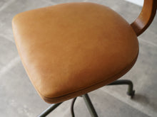 画像をギャラリービューアに読み込む, Fritz Hansen Jørgen Rasmussen フリッツハンセン社ビンテージチェアの座面はレザー張り