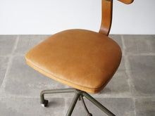 画像をギャラリービューアに読み込む, Fritz Hansen Jørgen Rasmussen フリッツハンセン社ビンテージチェアの座面はクッション性のあるレザー張り