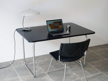 画像をギャラリービューアに読み込む, Fritz Hansen フリッツハンセンの1930年製ビンテージ黒テーブルにパソコンやテーブルランプ