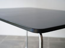 画像をギャラリービューアに読み込む, Fritz Hansen フリッツハンセンの1930年製ビンテージ黒テーブルの丸みのあるコーナー
