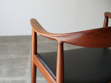 画像をギャラリービューアに読み込む, Hans J. Wegner(ハンスJウェグナー)のJH503 ザチェアの背もたれから肘掛けにかけてのひねり