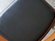 画像をギャラリービューアに読み込む, Hans J. Wegner(ハンスJウェグナー)のJH503 ザチェアの黒革の座面