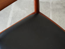 画像をギャラリービューアに読み込む, Hans J. Wegner(ハンスJウェグナー)のJH503 ザチェアの黒革の座面