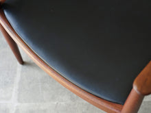 画像をギャラリービューアに読み込む, Hans J. Wegner(ハンスJウェグナー)のJH503 ザチェアの黒革の座面
