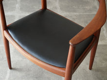画像をギャラリービューアに読み込む, Hans J. Wegner(ハンスJウェグナー)のJH503 ザチェアの座面は黒革