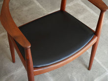 画像をギャラリービューアに読み込む, Hans J. Wegner(ハンスJウェグナー)のJH503 ザチェアの黒革の座面