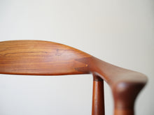 画像をギャラリービューアに読み込む, Hans J. Wegner(ハンスJウェグナー)のJH503 ザチェアの背もたれとアームの繋ぎ目