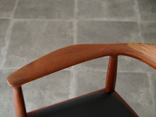 画像をギャラリービューアに読み込む, Hans J. Wegner(ハンスJウェグナー)のJH503 ザチェアの肘掛け