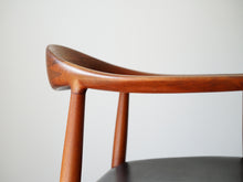 画像をギャラリービューアに読み込む, Hans J. Wegner(ハンスJウェグナー)のJH503 ザチェアの肘掛け横から