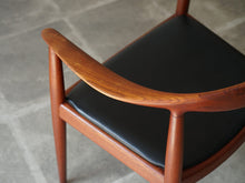 画像をギャラリービューアに読み込む, Hans J. Wegner(ハンスJウェグナー)のJH503 ザチェアの肘掛け上から
