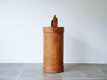 画像をギャラリービューアに読み込む, おしゃれな傘立て ビンテージ雑貨 傘スタンド レザー デンマークデザインの革の傘入れの側面