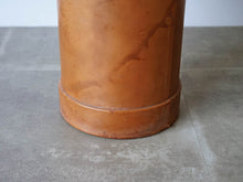 画像をギャラリービューアに読み込む, おしゃれな傘立て ビンテージ雑貨 傘スタンド レザー デンマークデザインの革の傘入れの底の方