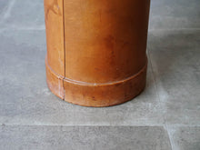 画像をギャラリービューアに読み込む, おしゃれな傘立て ビンテージ雑貨 傘スタンド レザー デンマークデザインの革の傘入れの底の方