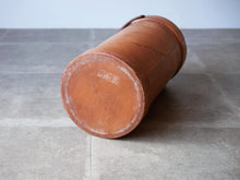 画像をギャラリービューアに読み込む, おしゃれな傘立て ビンテージ雑貨 傘スタンド レザー デンマークデザインの革の傘入れの裏面