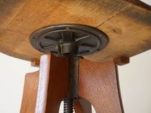 画像をギャラリービューアに読み込む, 木製の回転椅子 1920〜1930年代製アンティークな椅子の座面裏側