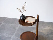 画像をギャラリービューアに読み込む, 北欧シェルフ マホガニーのサイドテーブルには本を置くこともできます