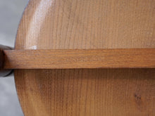 画像をギャラリービューアに読み込む, 北欧シェルフ マホガニーのサイドテーブルの裏面にある何かの刻印