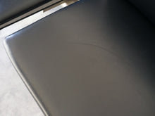 画像をギャラリービューアに読み込む, Hans J Wegner Kastrup sofa CH402 ハンスJウェグナー エアポートチェア カストラップベンチの座面 黒いレザー張り 傷あり