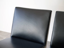 画像をギャラリービューアに読み込む, Hans J Wegner Kastrup sofa CH402 ハンスJウェグナー エアポートチェア カストラップベンチの背もたれ 黒いレザー張り