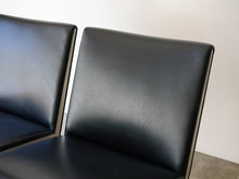 画像をギャラリービューアに読み込む, Hans J Wegner Kastrup sofa CH402 ハンスJウェグナー エアポートチェア カストラップベンチの背もたれ 黒いレザー張り