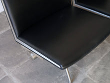 画像をギャラリービューアに読み込む, Hans J Wegner Kastrup sofa CH402 ハンスJウェグナー エアポートチェア カストラップベンチの座面 黒いレザーとスチールがクール