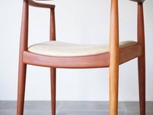 画像をギャラリービューアに読み込む, Hans J. Wegner JH503 “The Chair”