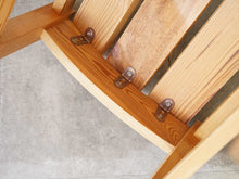 画像をギャラリービューアに読み込む, ダイニングチェア北欧 木製の椅子の裏面の金具