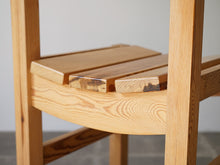 画像をギャラリービューアに読み込む, ダイニングチェア北欧 木製の椅子の座面後ろの木のシミ