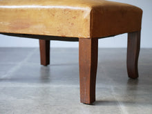 画像をギャラリービューアに読み込む, デンマークデザイン天然革とマホガニーのスツールの脚の汚れ