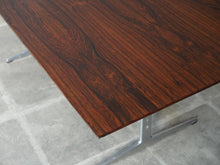 画像をギャラリービューアに読み込む, Arne Jacobsen(アルネ・ヤコブセン)のテーブル モデル3515のブラジリアンローズウッドの天板の角