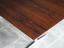 画像をギャラリービューアに読み込む, Arne Jacobsen(アルネ・ヤコブセン)のテーブル モデル3515のブラジリアンローズウッドの天板角
